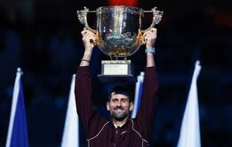El tenista serbio de 39 años alcanzó la gloria en Pekín tras el retiro del australiano Alex de Minaur por una lesión en la ingle.