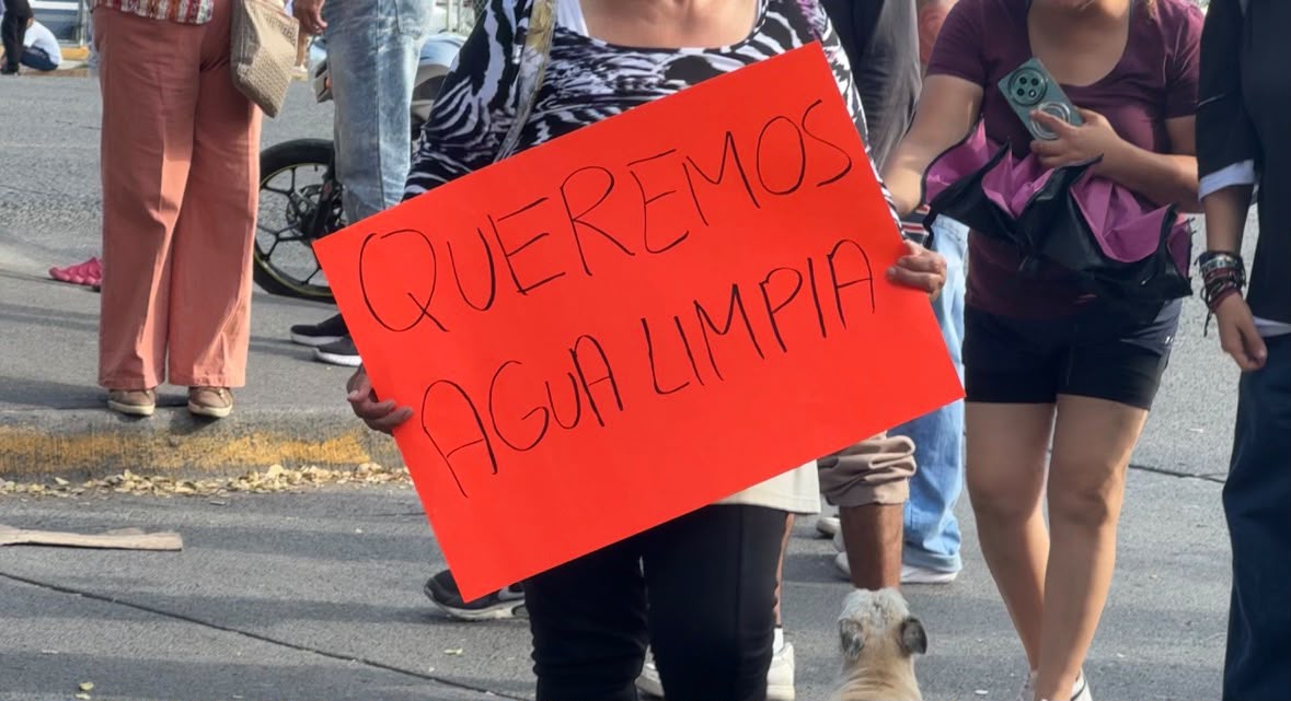 Vecinos se manifiestan por mal estado del agua.