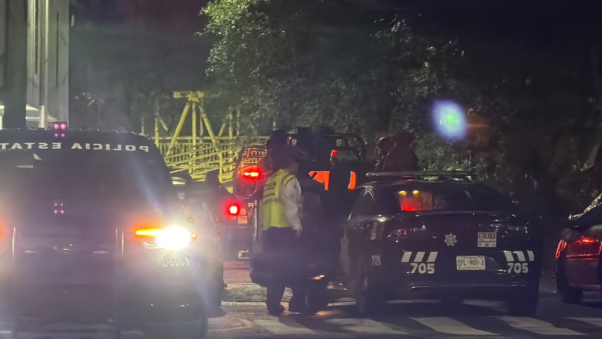 El vehículo terminó cerca de un puente cuando cuatro hombres descendieron del automóvil y huyeron.