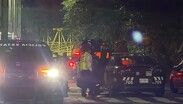 El vehículo terminó cerca de un puente cuando cuatro hombres descendieron del automóvil y huyeron.