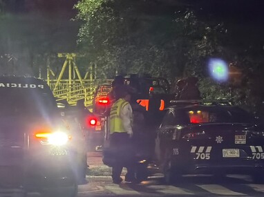 El vehículo terminó cerca de un puente cuando cuatro hombres descendieron del automóvil y huyeron.
