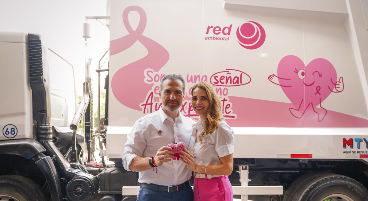 Dan el banderazo de salida a las unidades rosas que recorrerán las calles.