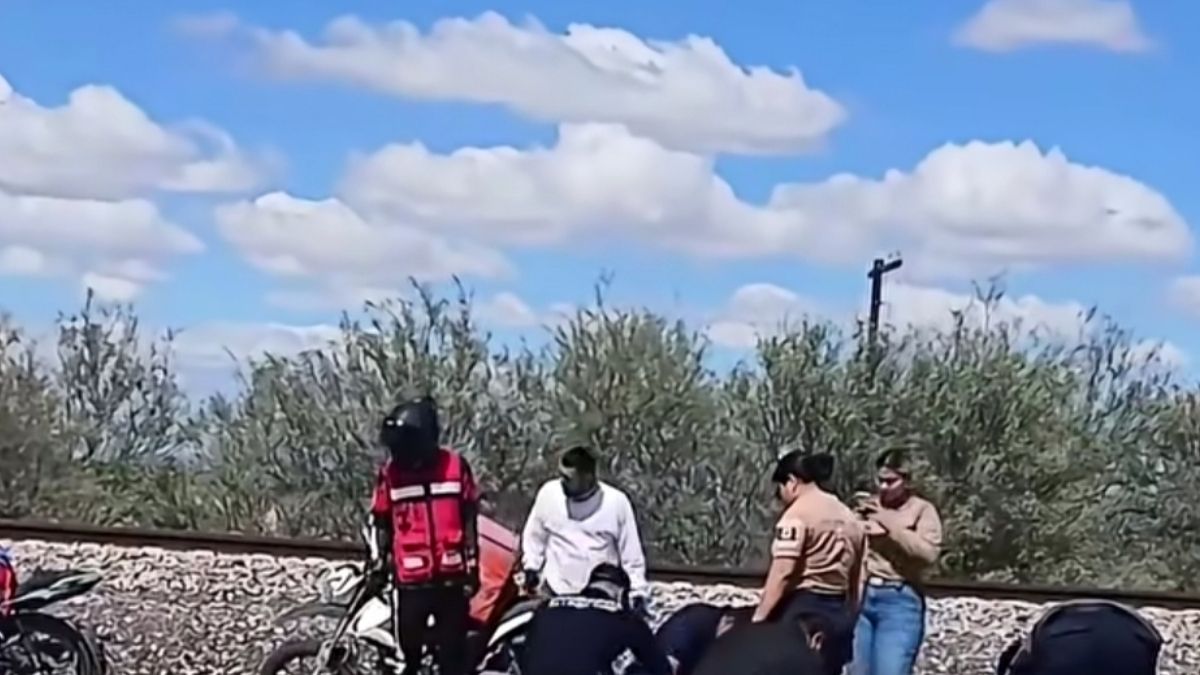 Bomberos Municipales y distintas corporaciones de seguridad acudieron para auxiliar a la pareja accidentada.