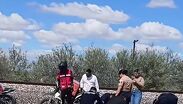 Bomberos Municipales y distintas corporaciones de seguridad acudieron para auxiliar a la pareja accidentada.