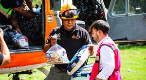 Brigadistas y personal sanitario descendieron con provisiones.