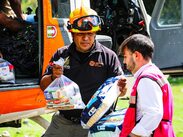 Brigadistas y personal sanitario descendieron con provisiones.