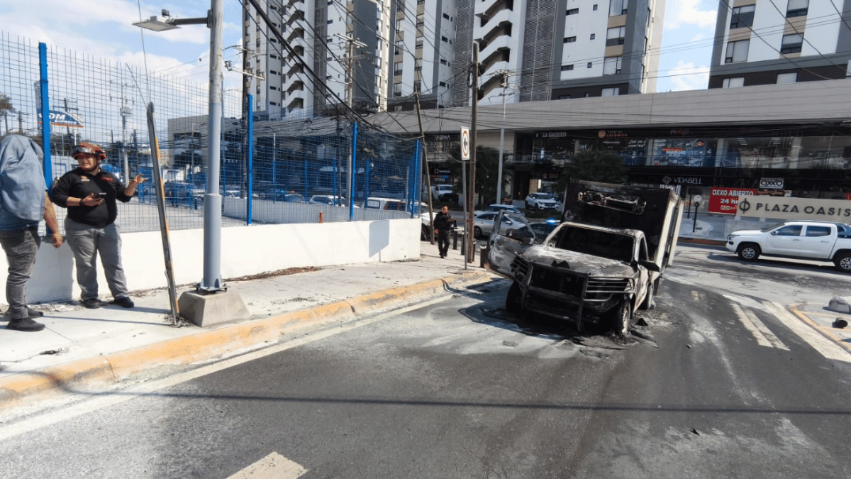 Camión de carga se incendia en Monterrey