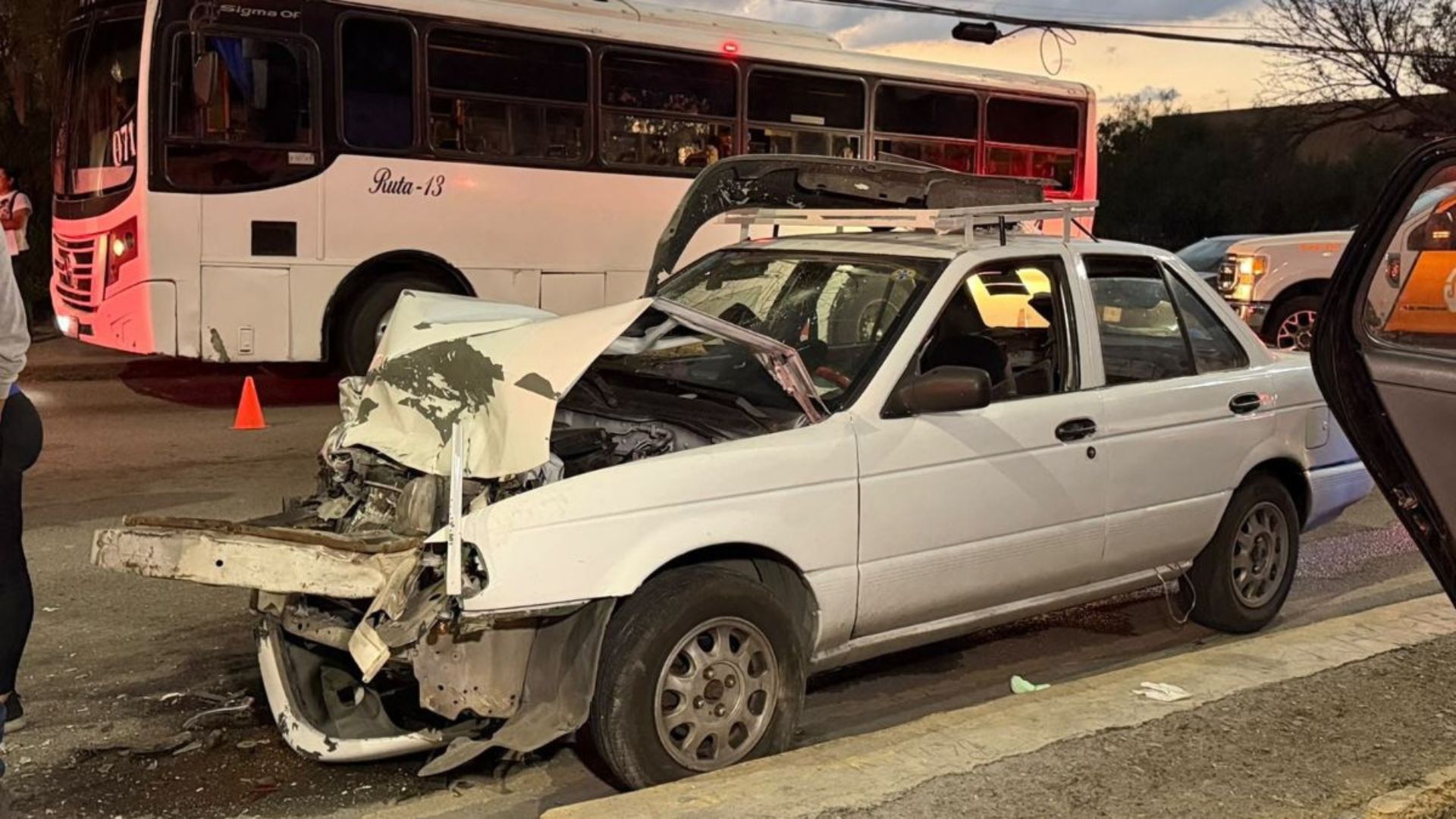 Carambola entre 4 vehículos deja 5 lesionados en avenida Rodrigo Gómez. TD Nocturno Monterrey, 07 de octubre 2026