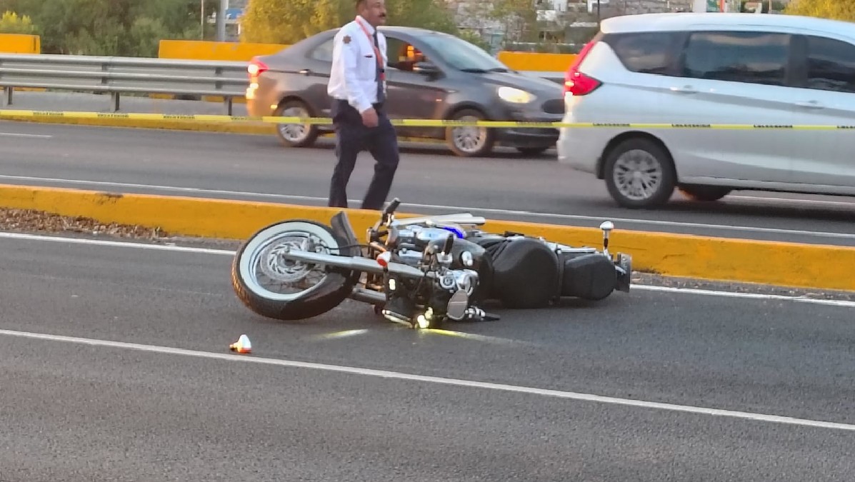 Sobre el carril izquierdo de la circulación ordinaria quedó el cadáver del hombre.