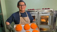 ¡El cempasúchil se come con café! Crean la Conchasúchil para Día de Muertos.