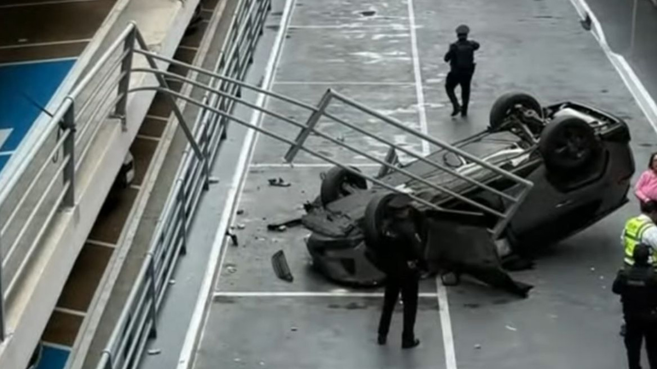 Conductora confunde acelerador y cae con su camioneta desde Galerías Coapa