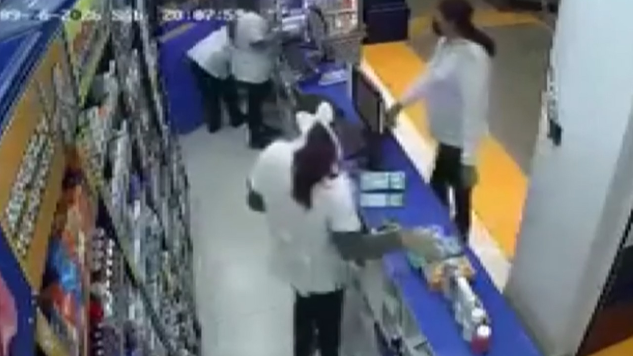 Delincuente finge ser cliente y asalta farmacia en Cuautitlán Izcalli. TD Vespertino CdMx, 06 de octubre 2026
