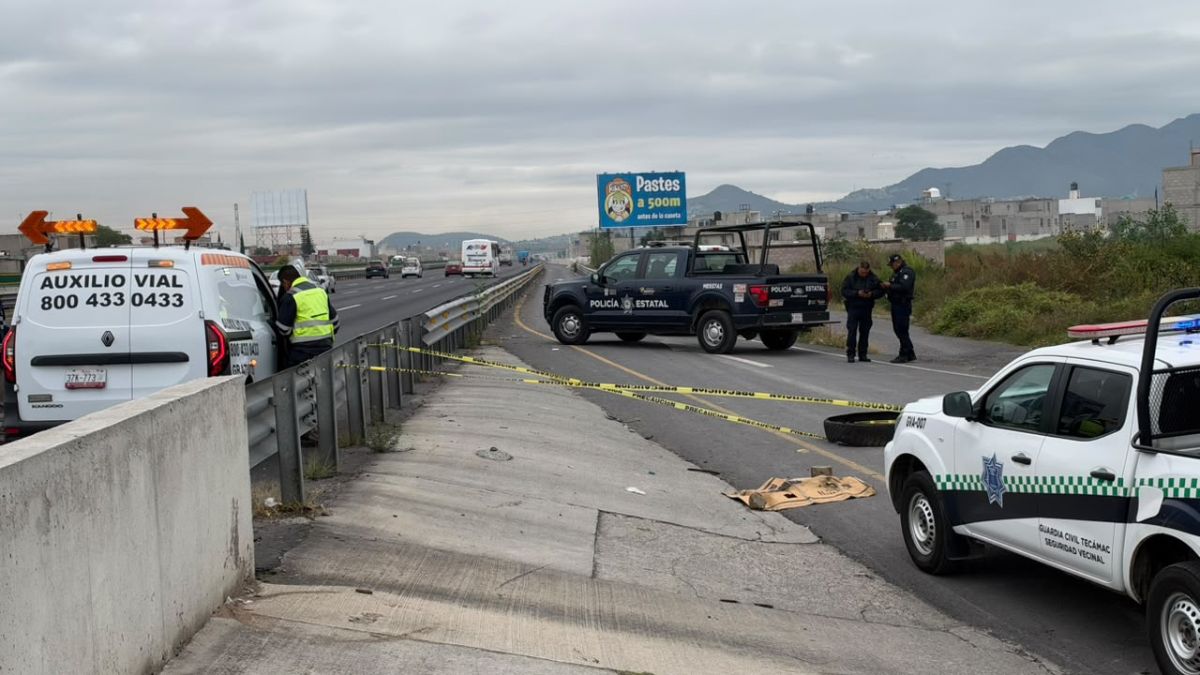 El hallazgo fue reportaron por personas que pasaban por la incorporación a la autopista México-Pachuca.