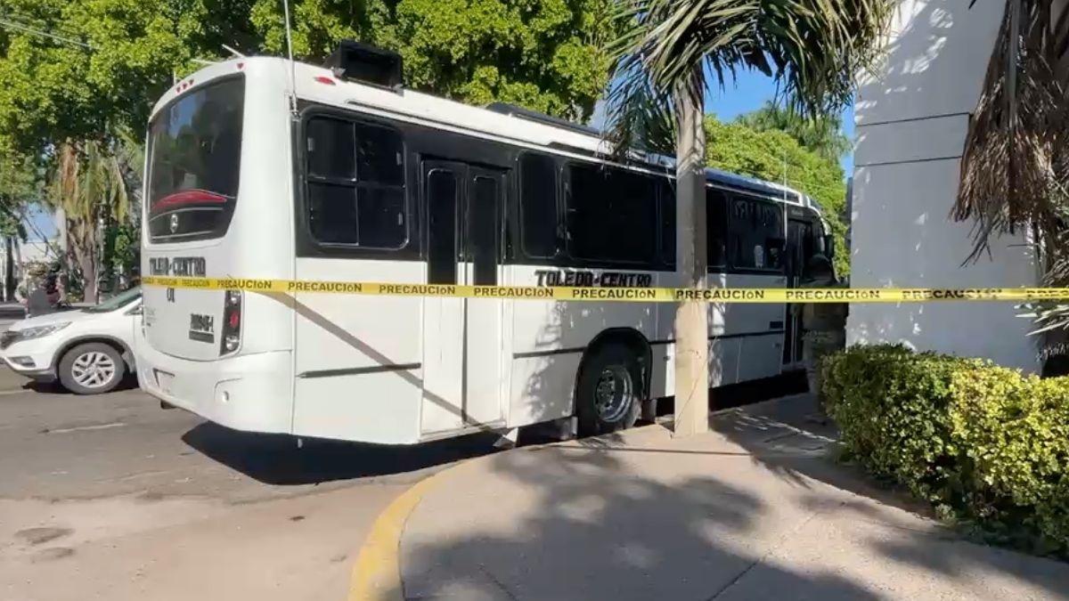 En el lugar de los hechos, las autoridades confirmaron el hallazgo del camión con impactos y localizaron decenas de casquillos