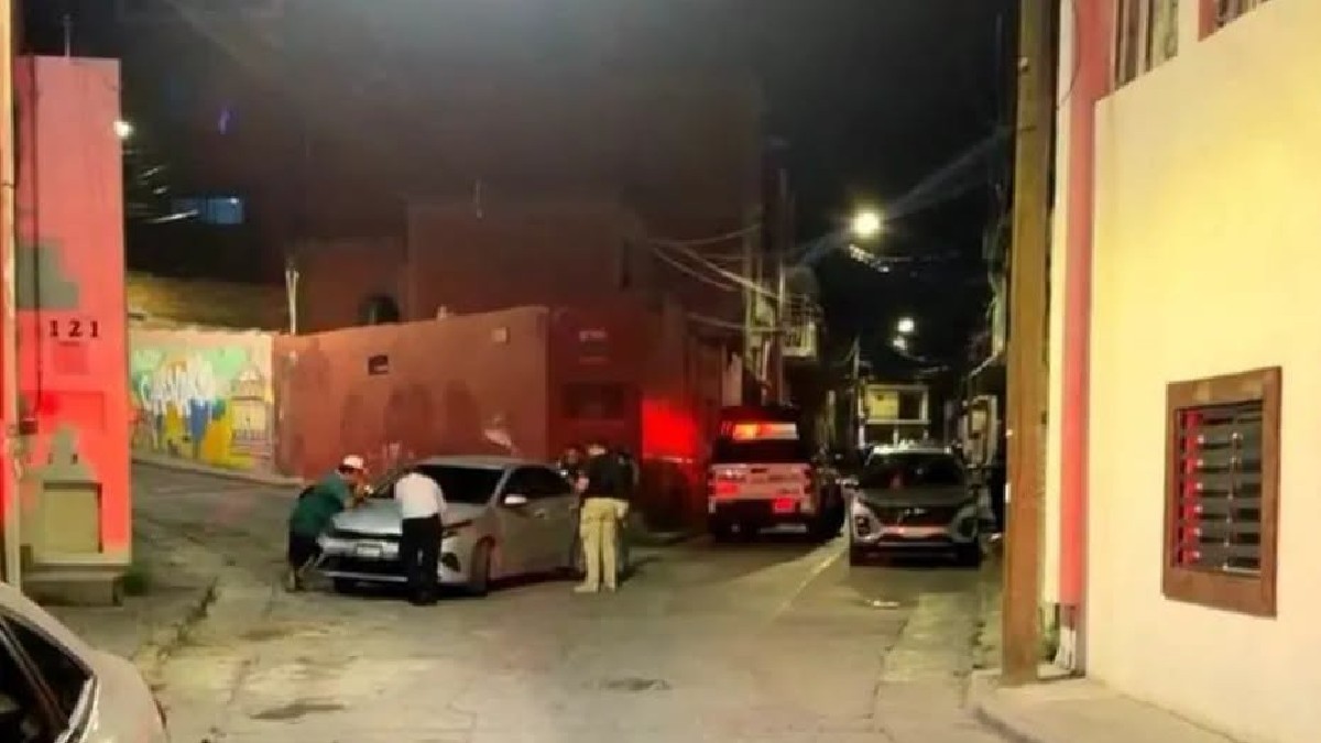 Dos hombres a bordo de una motocicleta arribaron hasta las afueras de la vivienda donde se encontraban el joven y su madre.