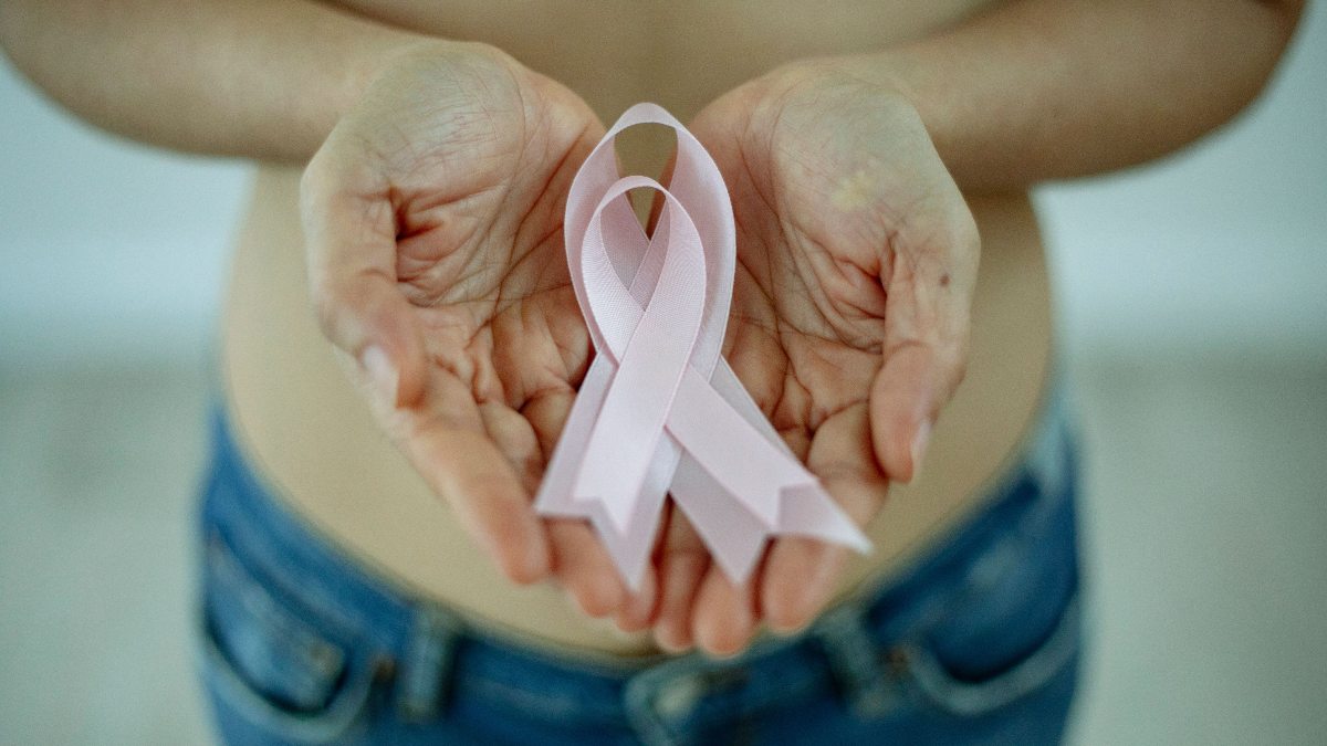 Todo el mes de octubre de 2026 se conoce como "Octubre Rosa" para promover la detección temprana del cáncer de mama | Pexels