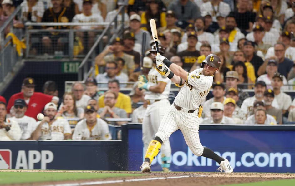 Los Milwaukee Brewers sufrieron su doceava derrota consecutiva jugando como visitantes en postemporada.