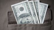 El peso mexicano lucha por mantenerse cerca de las 18 unidades por dólar.