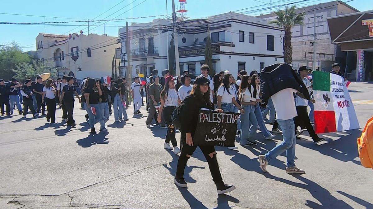 Durante la protesta se visibilizaron las condiciones de los pueblos de Palestina, Cuba, Venezuela y México mediante expresiones artísticas como danzas