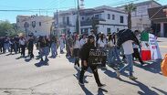 Durante la protesta se visibilizaron las condiciones de los pueblos de Palestina, Cuba, Venezuela y México mediante expresiones artísticas como danzas
