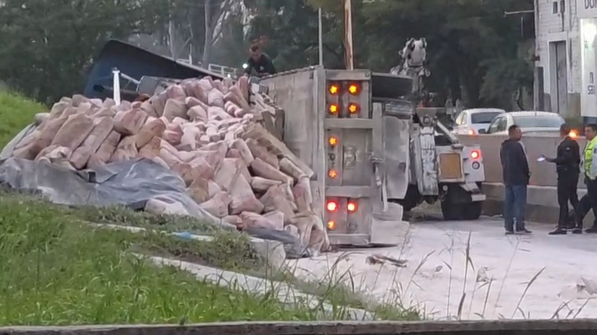 El tráiler circulaba cargado con costales de cemento cuyo pesó habría ocasionado que el vehículo perdiera estabilidad