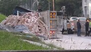 El tráiler circulaba cargado con costales de cemento cuyo pesó habría ocasionado que el vehículo perdiera estabilidad