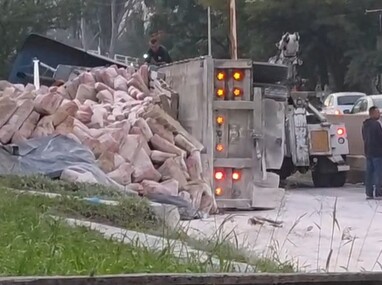 El tráiler circulaba cargado con costales de cemento cuyo pesó habría ocasionado que el vehículo perdiera estabilidad