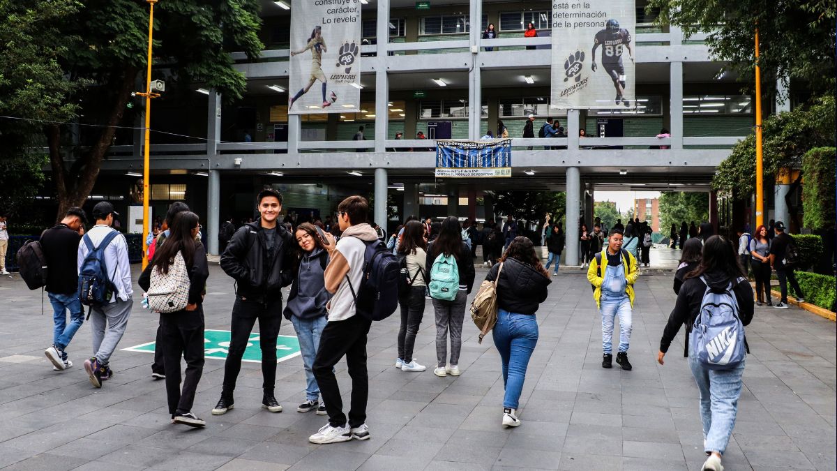 ¿UNAM prohibirá el uso de celulares en las aulas?