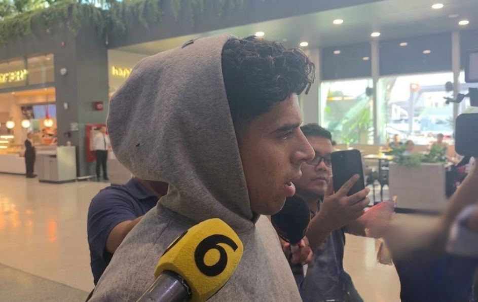 Víctor Guzmán aterrizó esta tarde en el Aeropuerto Internacional de Monterrey.