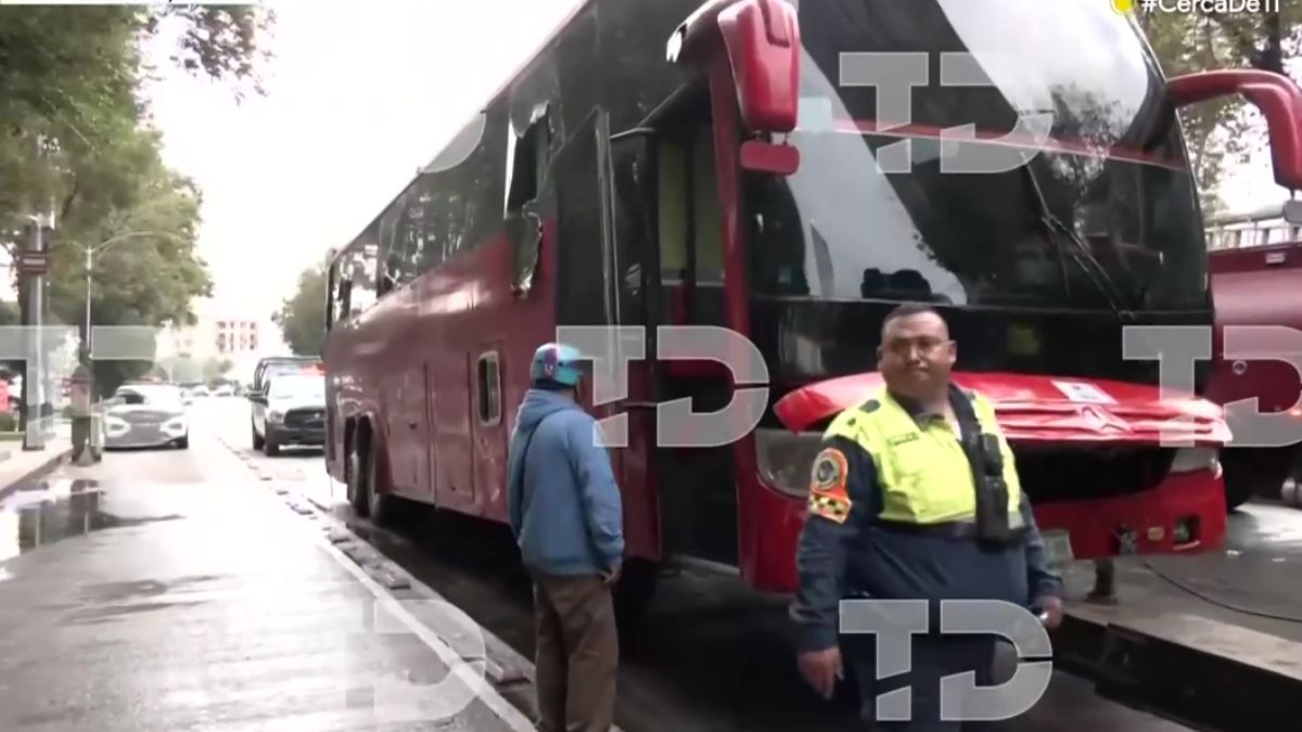Autobús se incendió sobre los carriles centrales de Paseo de la Reforma.