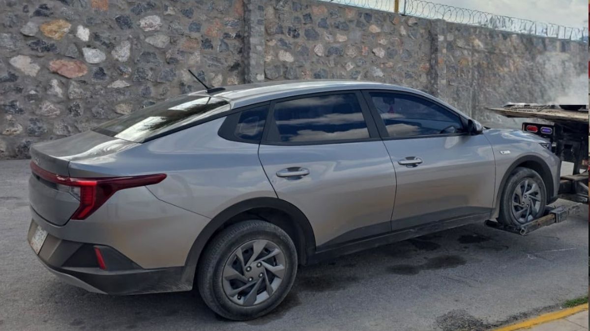El automóvil asegurado corresponde a un modelo Kia K3 2026 de color gris, el cual fue remolcado a un corralón mediante una grúa.
