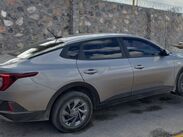 El automóvil asegurado corresponde a un modelo Kia K3 2026 de color gris, el cual fue remolcado a un corralón mediante una grúa.