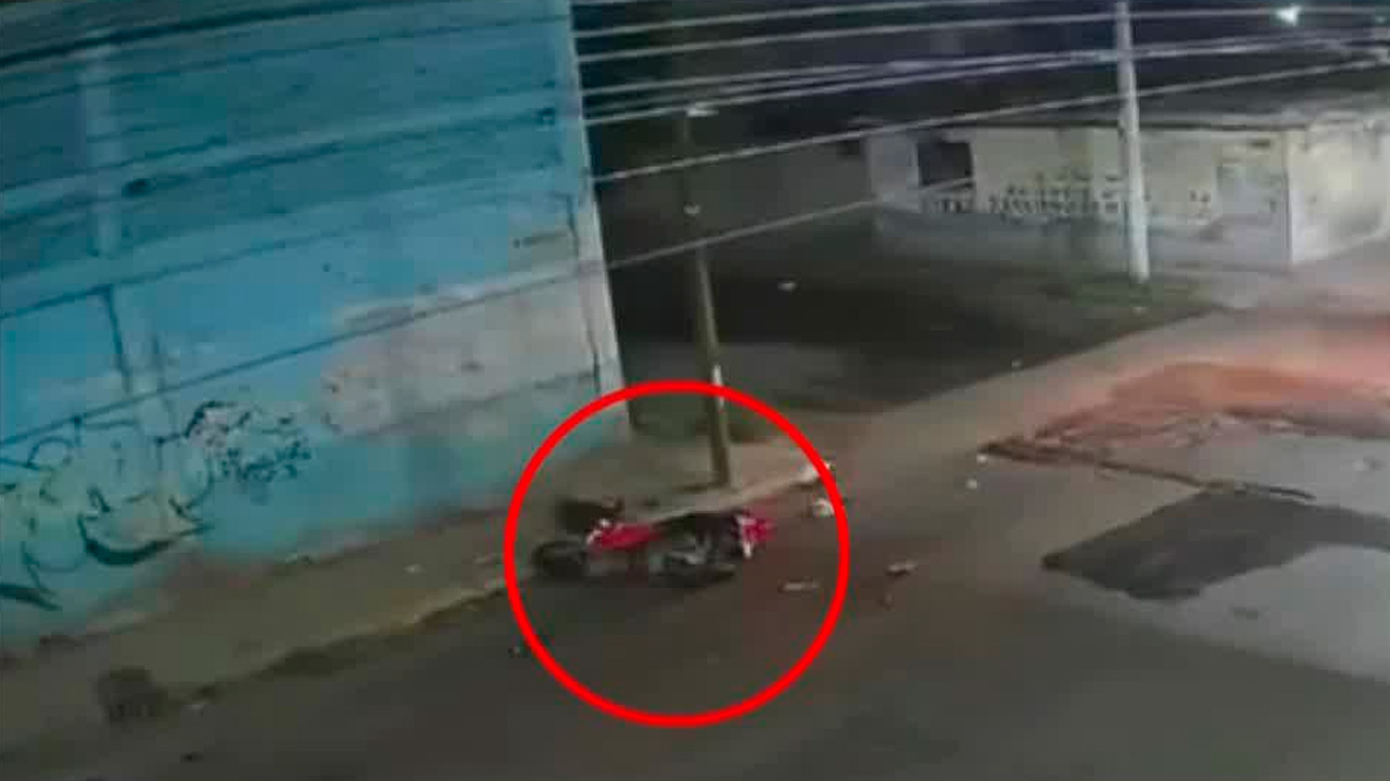Automovilista arrolla a motociclistas en Ecatepec y huye tras el choque