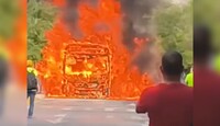El camión comenzó a incendiarse en las inmediaciones del Parque Rojo en el Centro de Guadalajara