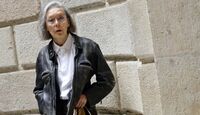 Carson ha desarrollado una propuesta literaria que reúne elementos de la poesía, la narrativa, el ensayo y el teatro.