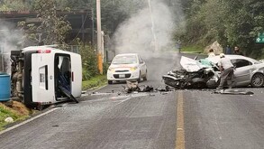 Colisión entre auto y combi escolar deja saldo de heridos y un muerto en Jilotzingo.