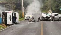 Colisión entre auto y combi escolar deja saldo de heridos y un muerto en Jilotzingo.