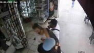 El hecho quedó registrado por las cámaras de seguridad del establecimiento.