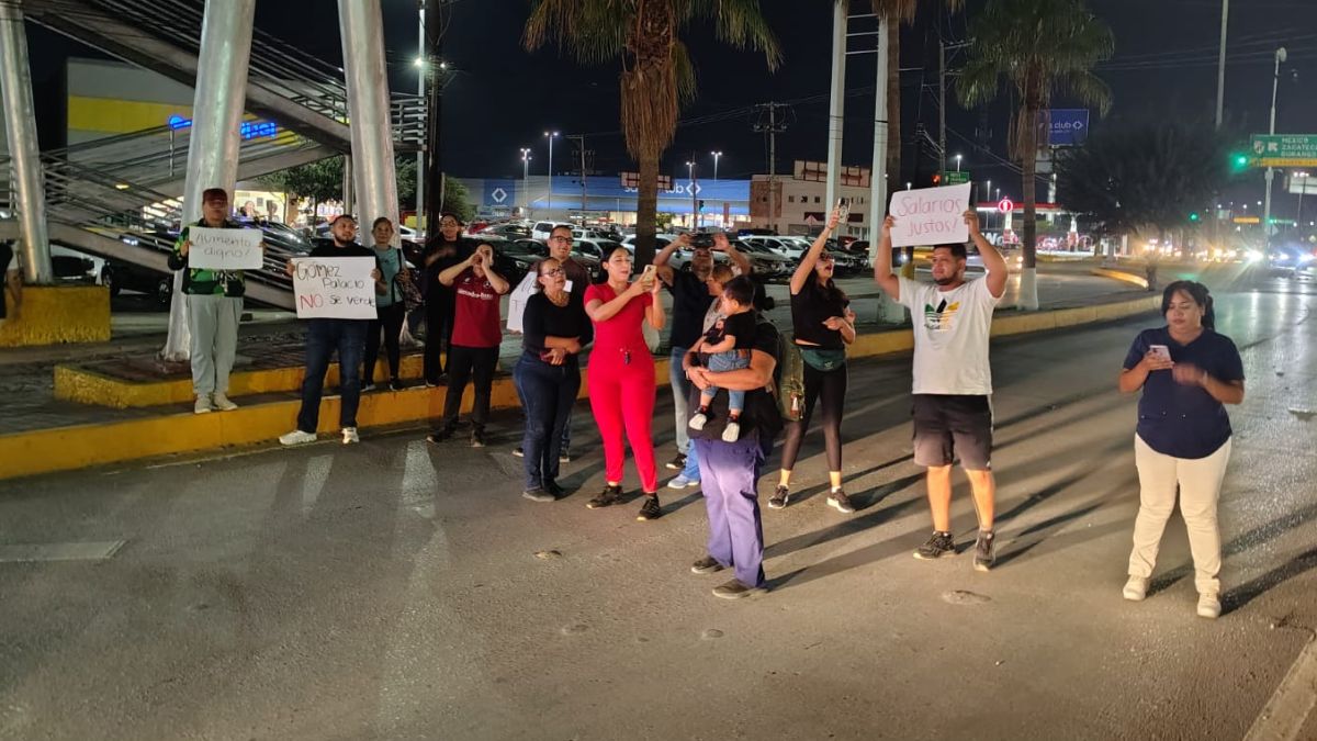 Empleados del IMSS se movilizan en el bulevar Miguel Alemán de Gómez Palacio para visibilizar las carencias en las unidades de salud.