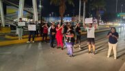 Empleados del IMSS se movilizan en el bulevar Miguel Alemán de Gómez Palacio para visibilizar las carencias en las unidades de salud.