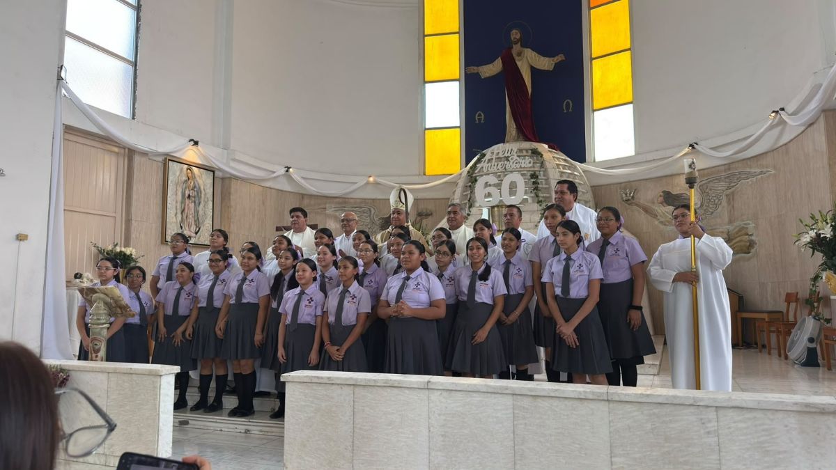 Durante el festejo, las 30 estudiantes del centro presentaron una obra sobre la fundación de la institución.