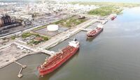 La mancha de material oscuro avanzó desde el canal del Varadero hacia la desembocadura del río Pánuco.