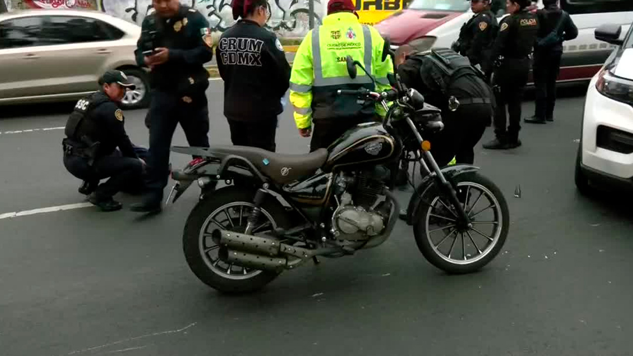 Motociclista muere tras chocar con camión de transporte público en la Venustiano Carranza