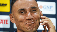 La situación también permitió ver un episodio distinto de Keylor Navas, lejos de las atajadas.