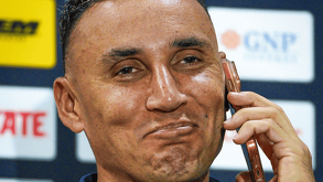 La situación también permitió ver un episodio distinto de Keylor Navas, lejos de las atajadas.