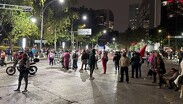 Trabajadores del IMSS bloquen Paseo de la Reforma; afecta servicios del Metrobús.