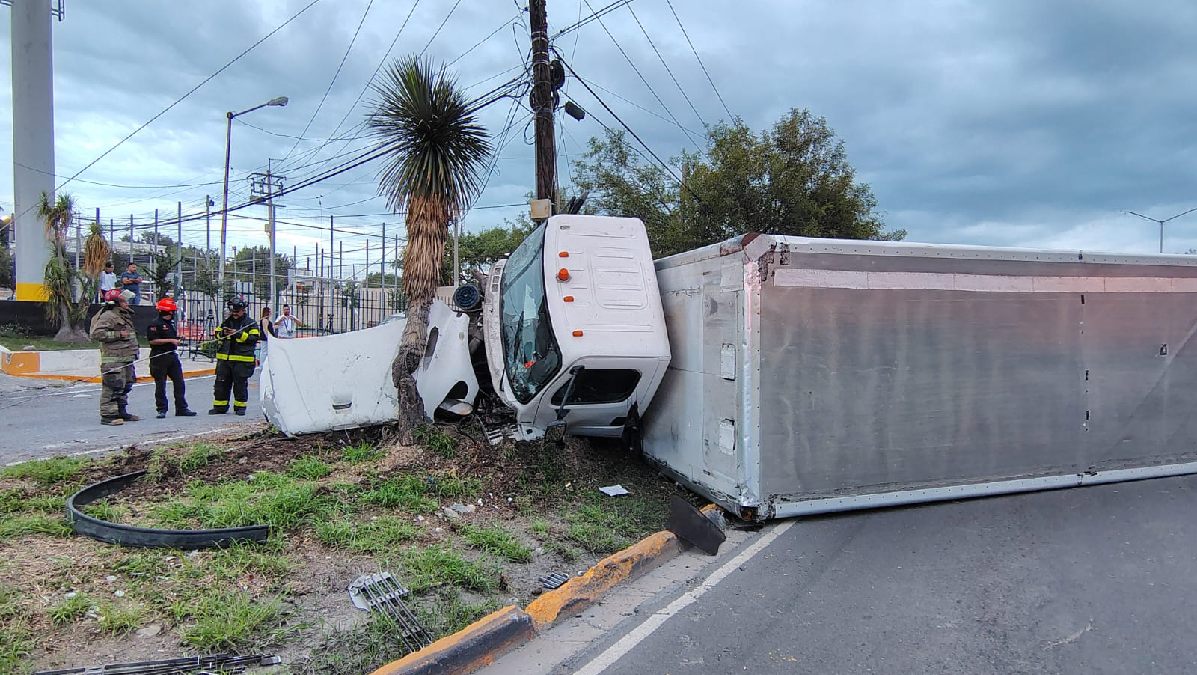 El vehículo pesado terminó volcado sobre su costado izquierdo.