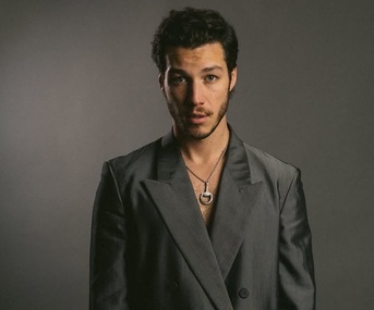 El actor de origen ecuatoriano interpreta a Eduardo Capetillo en la serie biográfica de la agrupación Timbiriche/ Colours