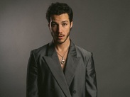El actor de origen ecuatoriano interpreta a Eduardo Capetillo en la serie biográfica de la agrupación Timbiriche/ Colours