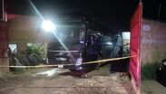 Los bomberos mantuvieron el resguardo de la escena y coordinaron los trabajos de maniobra a la espera de las indicaciones de la Fiscalía.